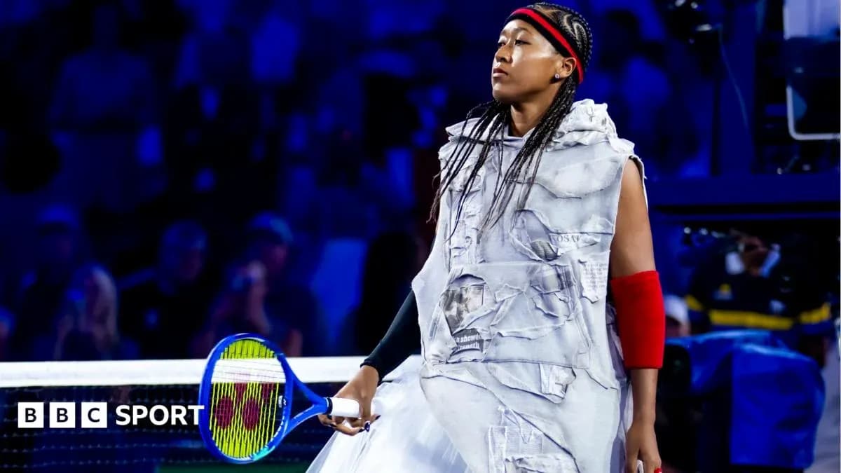 Naomi Osaka entrando a la cancha con raqueta