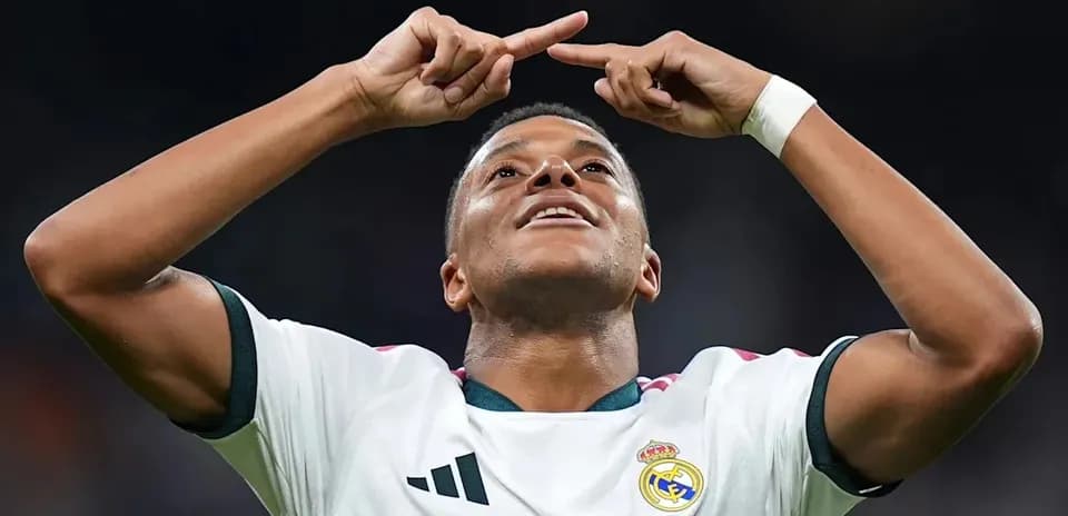 Jugador celebrando un gol con los brazos levantados