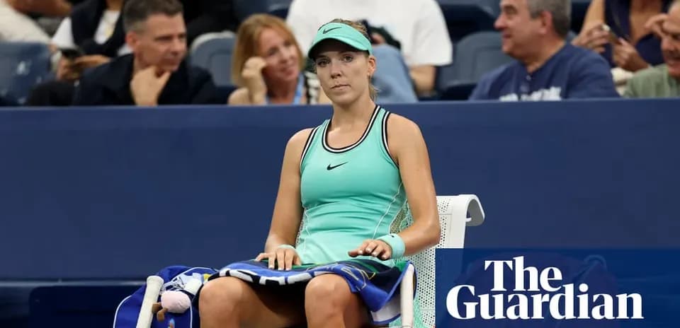 Jugadora sentada en la silla durante un partido de tenis
