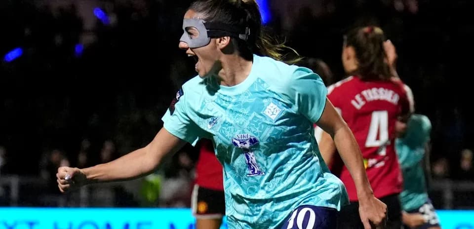 Jugadora celebrando un gol con máscara facial