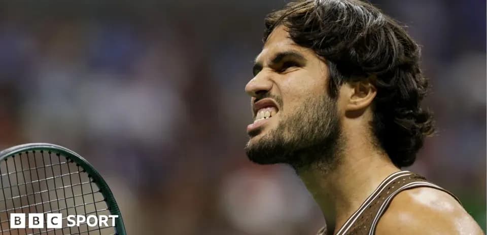 Jugador de tenis mostrando expresión intensa durante el partido