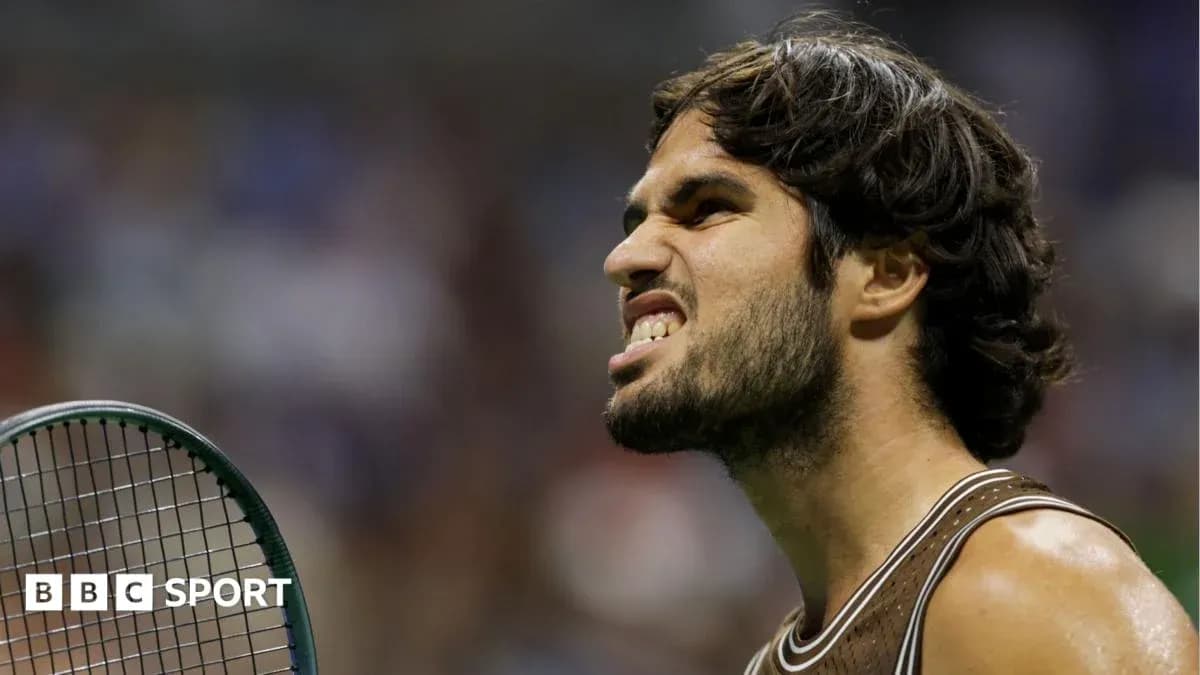 Jugador de tenis mostrando expresión intensa durante el partido