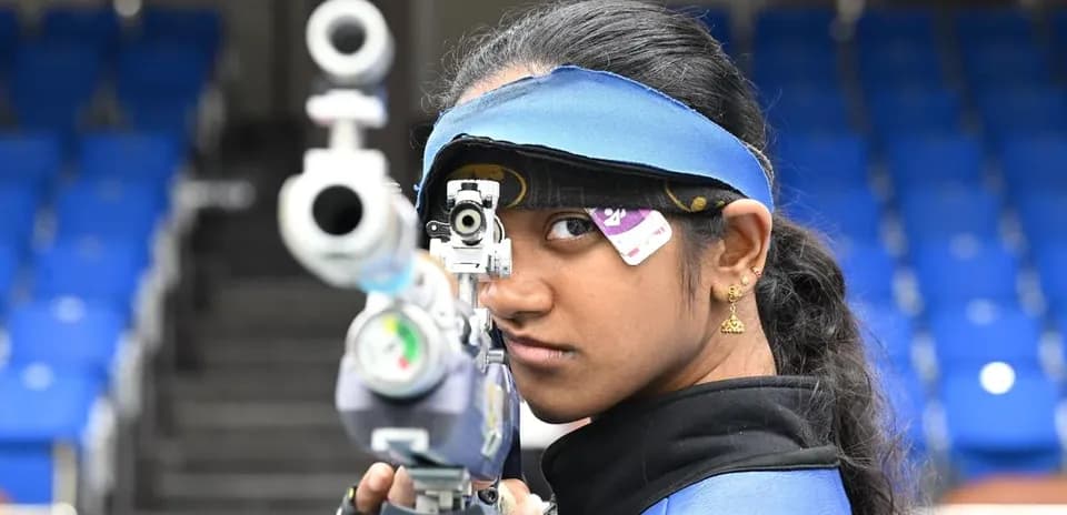 Tiroteadora en posición de disparo en competición