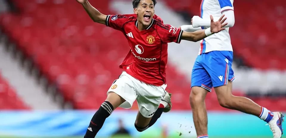 Jugador de Manchester United celebra un gol en el campo