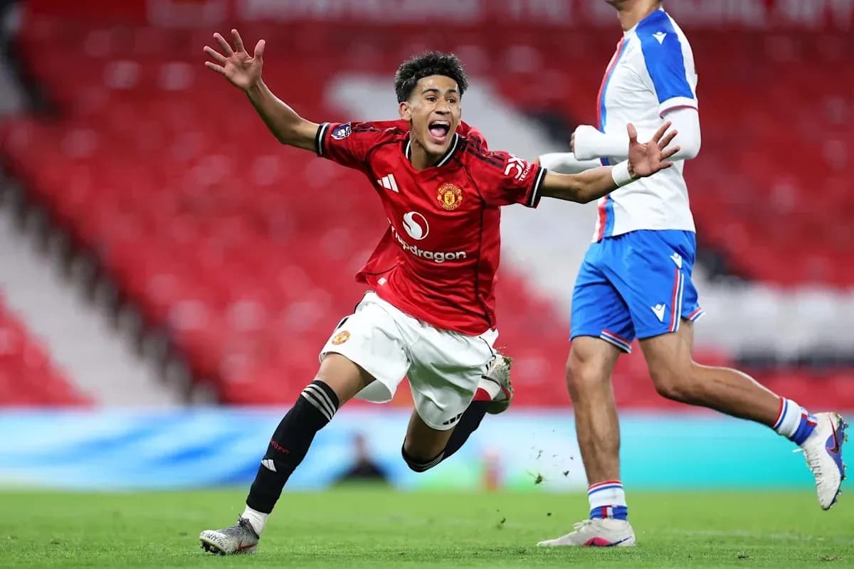 Jugador de Manchester United celebra un gol en el campo