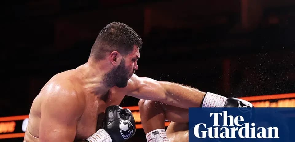 Boxeador recibiendo un golpe durante la pelea