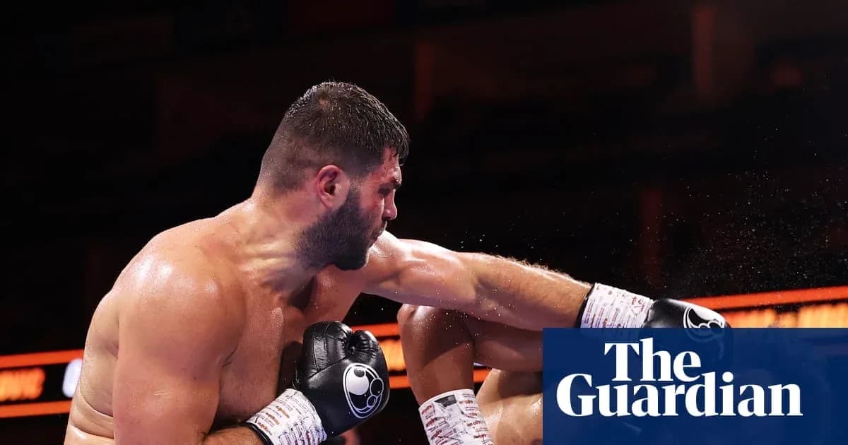 Boxeador recibiendo un golpe durante la pelea