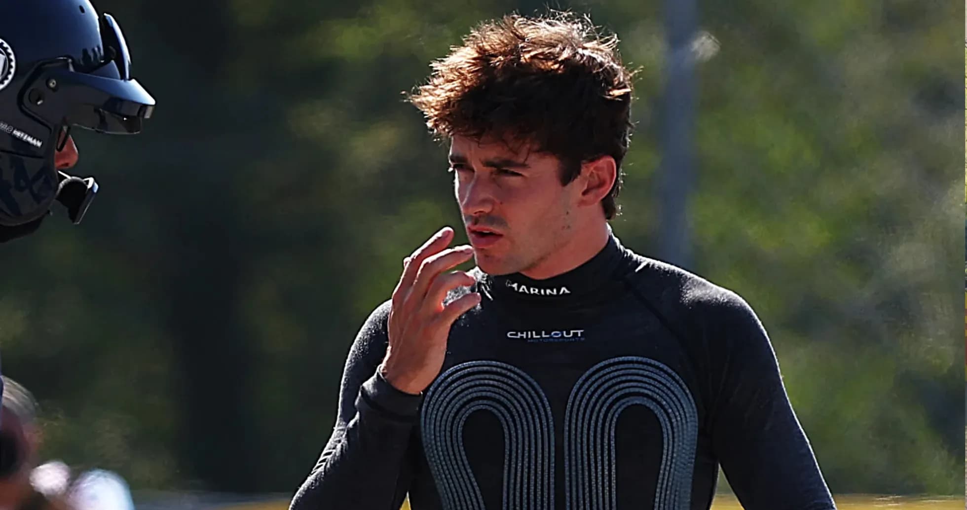 Piloto conversando en la pista de entrenamiento