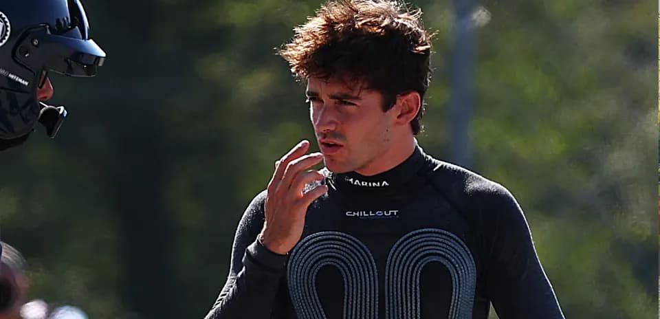 Piloto conversando en la pista de entrenamiento