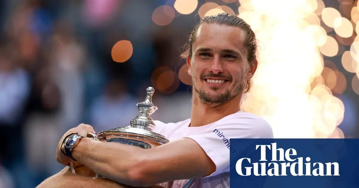 Jugador levantando trofeo en celebración post-partido