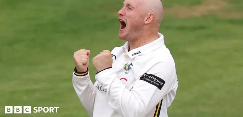 Jugador de cricket celebrando con los puños cerrados