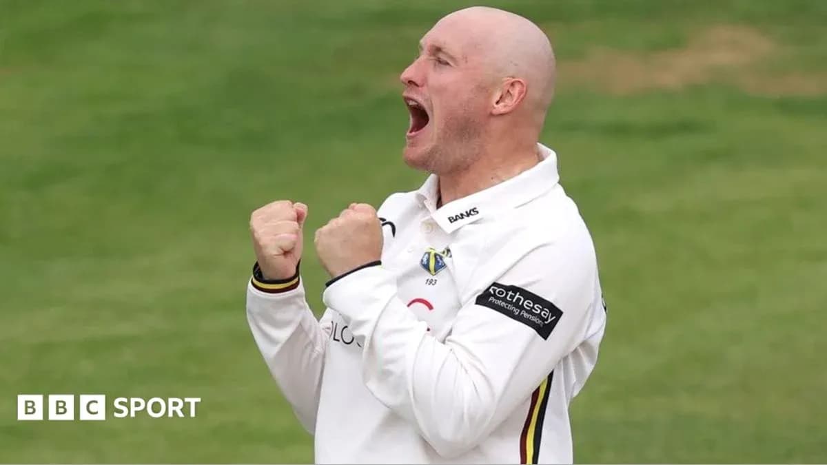 Jugador de cricket celebrando con los puños cerrados