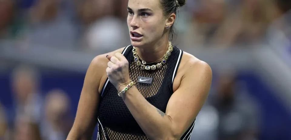 Jugadora de tenis celebrando un punto en la cancha