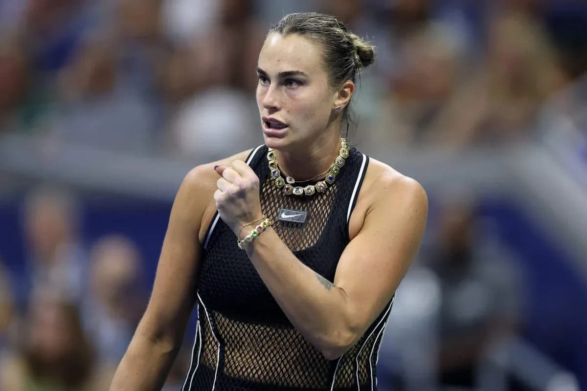 Jugadora de tenis celebrando un punto en la cancha