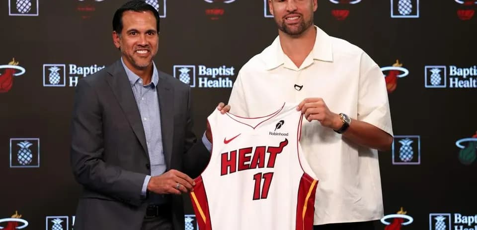 Entrenador y jugador presentan camiseta del Miami Heat