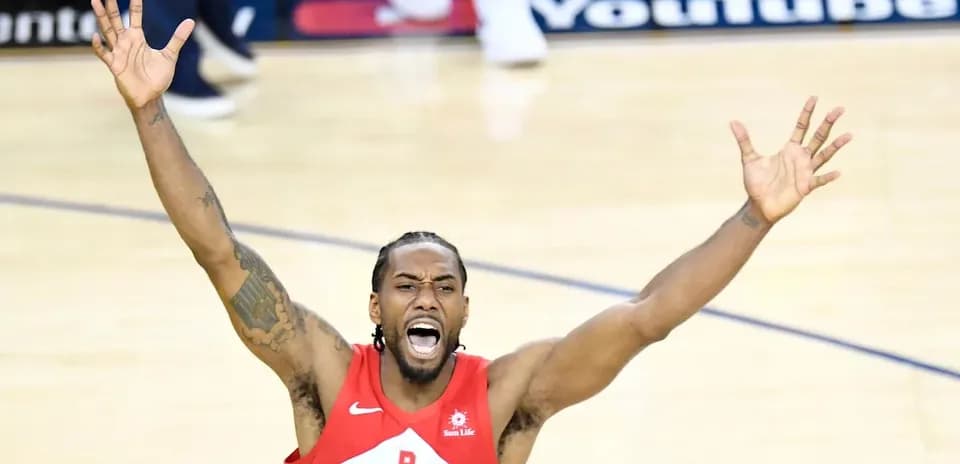 Jugador de baloncesto celebrando durante un partido