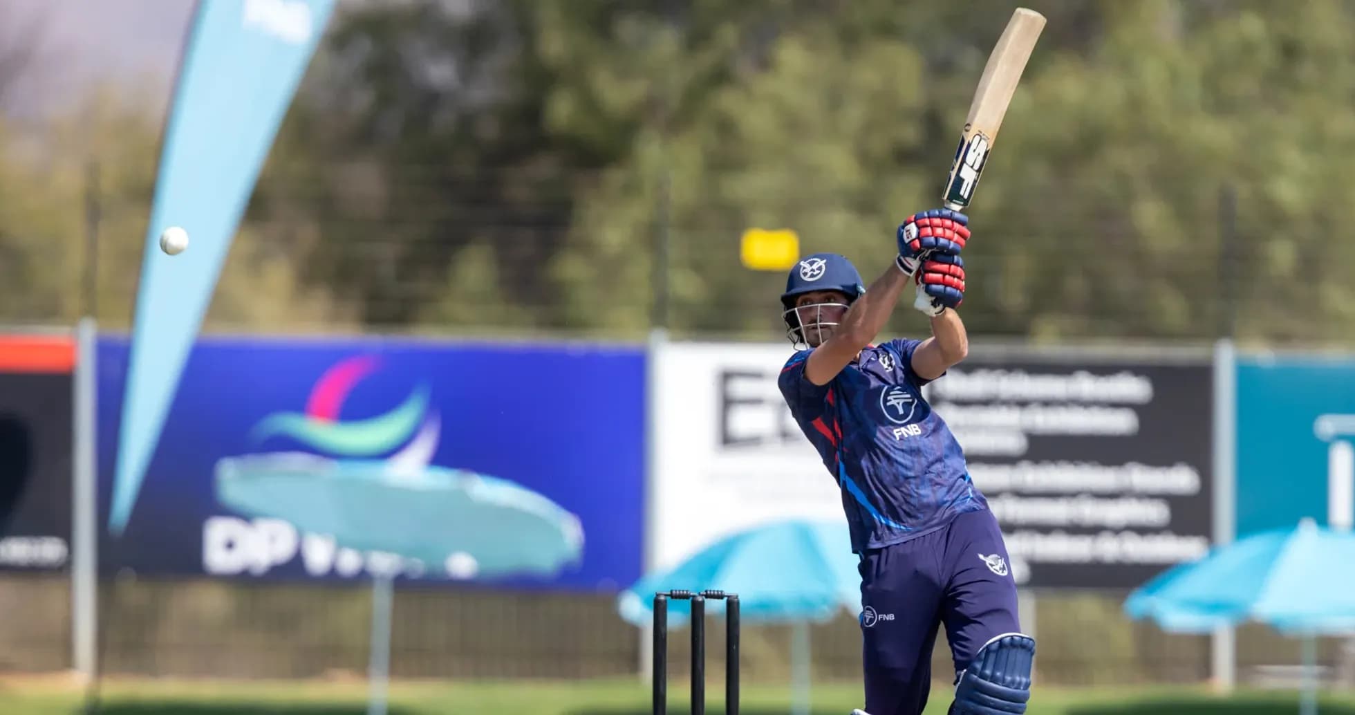 Jugador bateando durante un partido de cricket