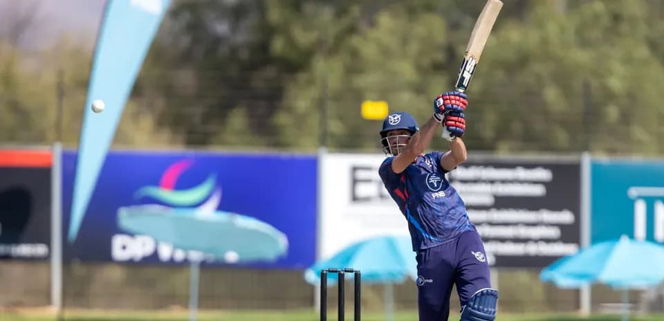 Jugador bateando durante un partido de cricket