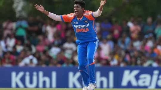 Jugador de cricket pidiendo una decisión al árbitro