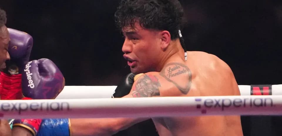 Boxeador recibiendo un golpe en el ring