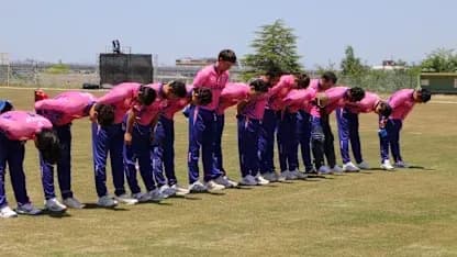 Jugadoras de cricket haciendo una reverencia en el campo