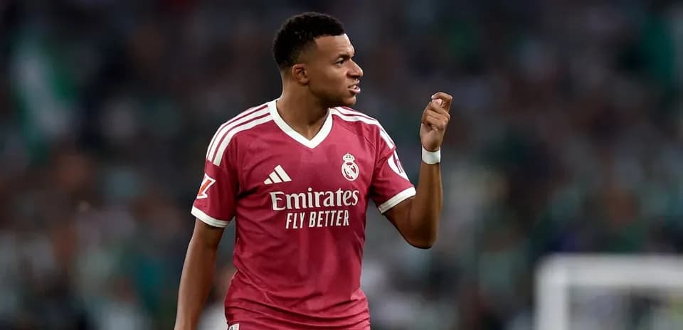 Jugador de Real Madrid gesticulando en el campo