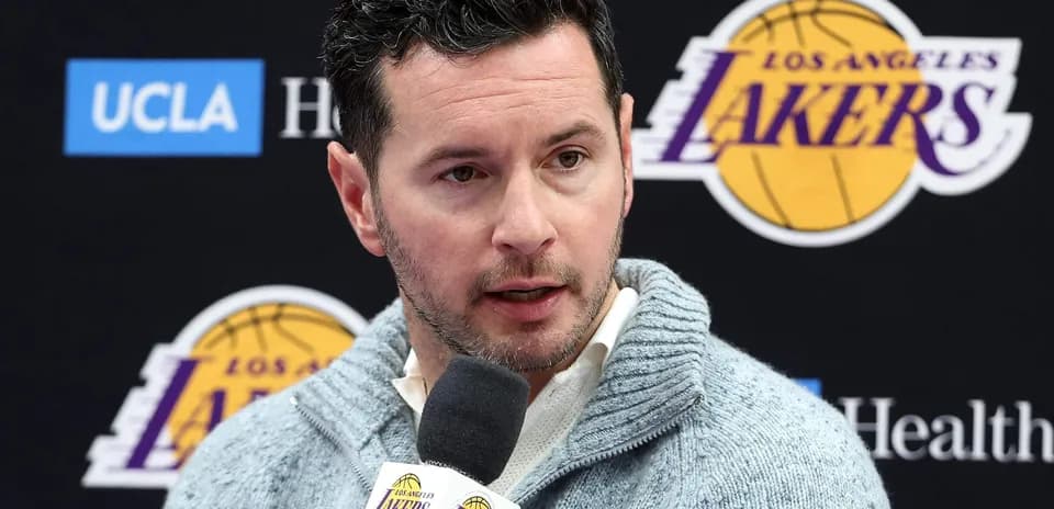 Persona hablando en conferencia de prensa de los Lakers