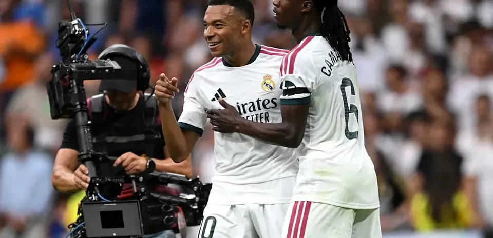 Jugadores de Real Madrid celebrando con cámara cerca