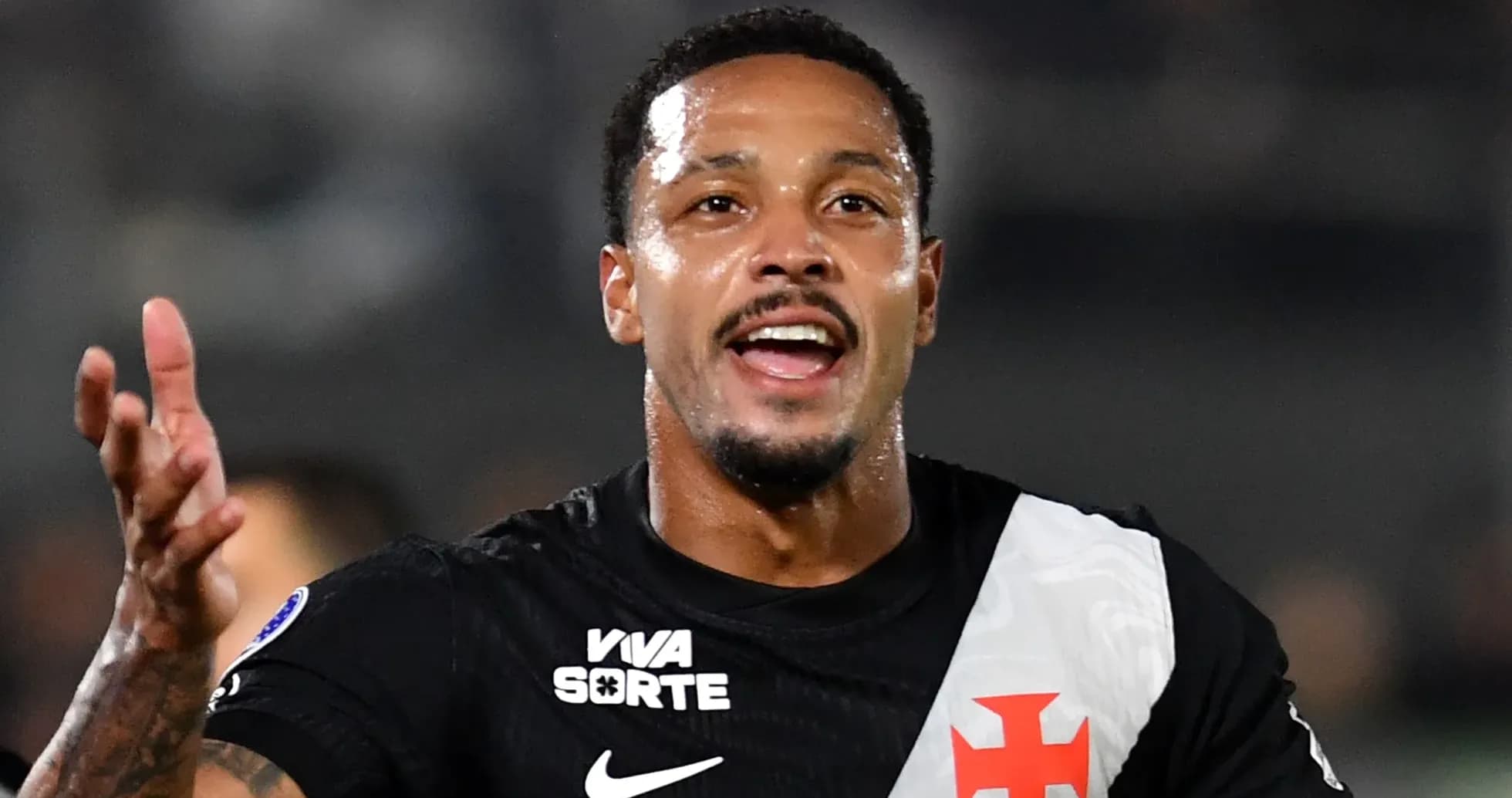 Jugador celebrando durante un partido de fútbol