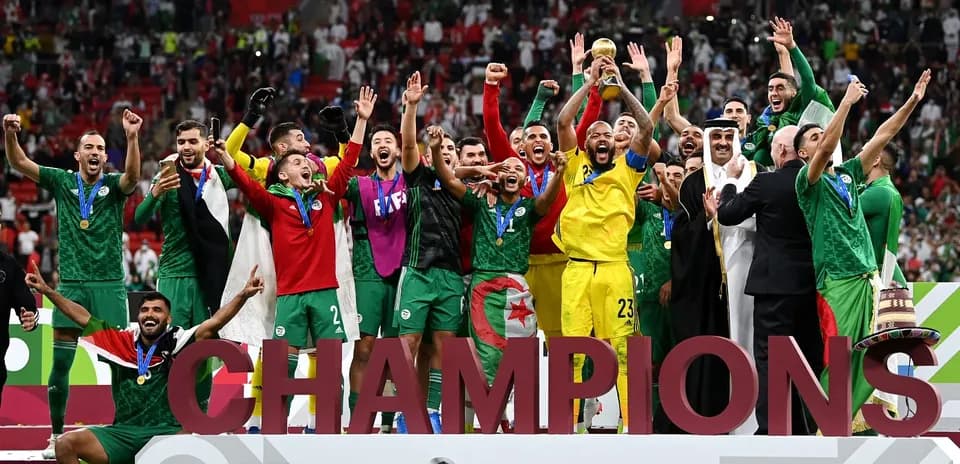 Equipo de Argelia celebrando el título de campeones