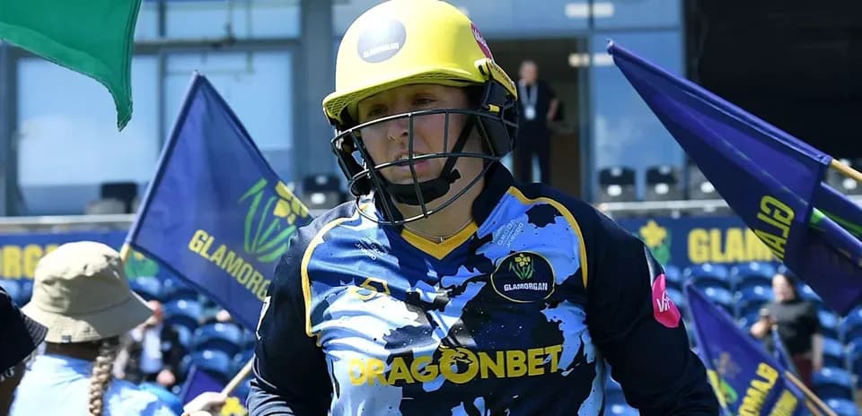 Jugadora de Glamorgan entrando al campo con casco