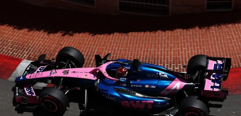 Coche de F1 de Alpine en curva durante carrera