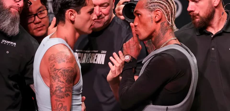 Boxeadores en cara a cara durante la ceremonia de pesaje