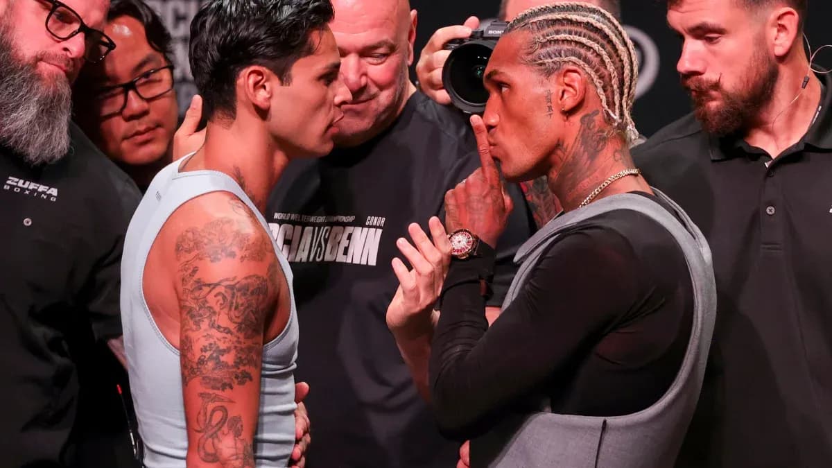Boxeadores en cara a cara durante la ceremonia de pesaje