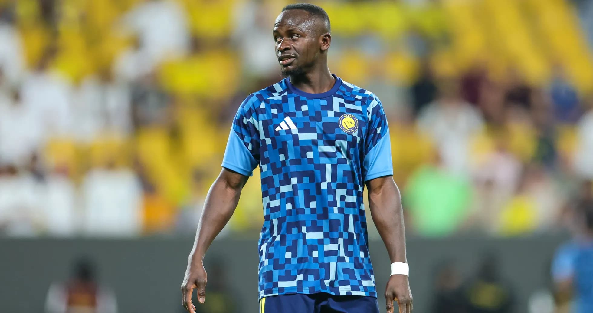 Jugador en uniforme azul durante partido de fútbol