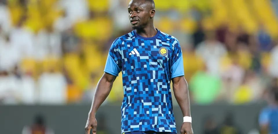 Jugador en uniforme azul durante partido de fútbol
