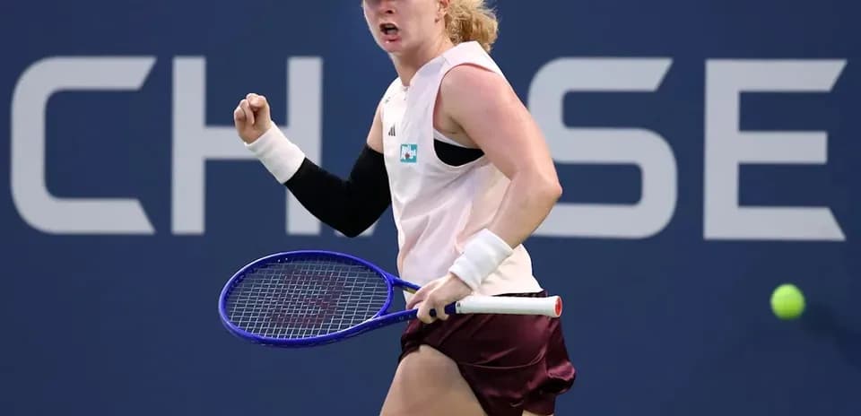 Jugadora de tenis celebrando con raqueta en mano