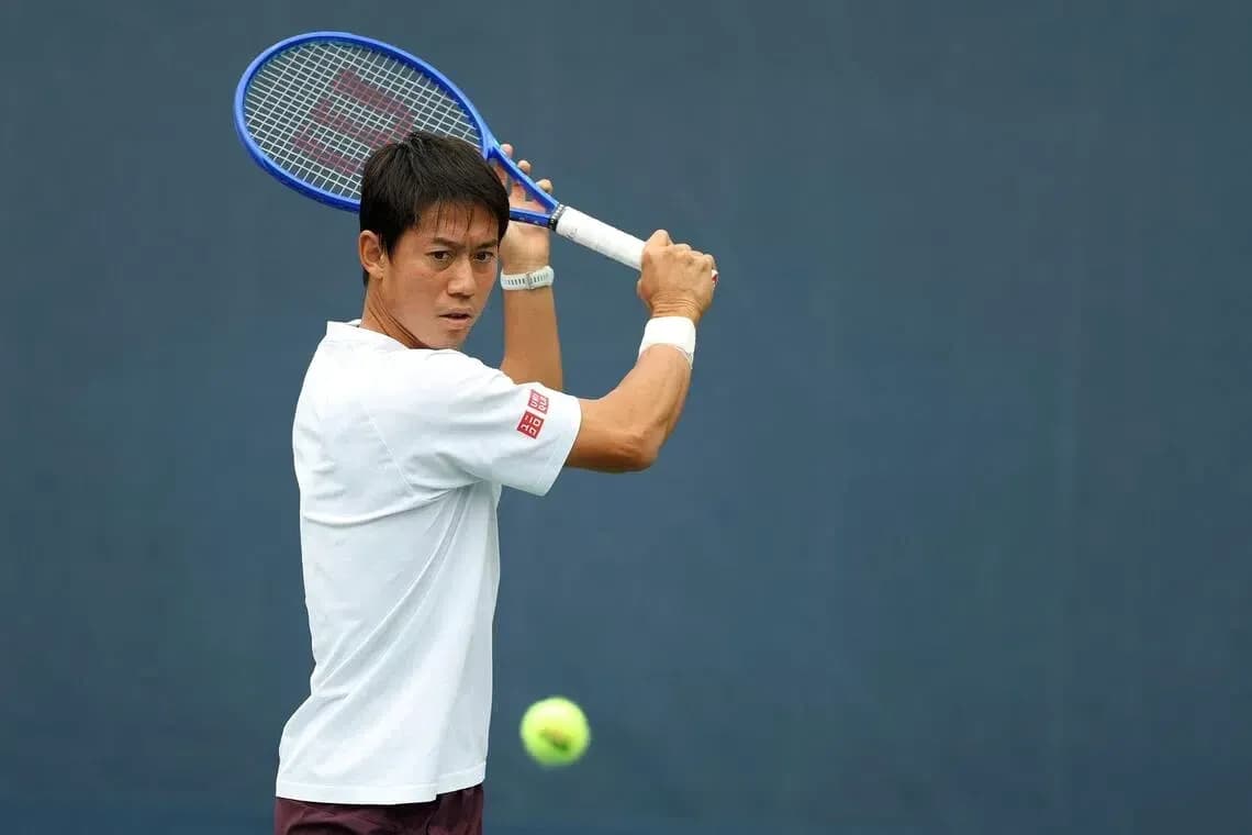 Jugador de tenis preparándose para golpear la pelota