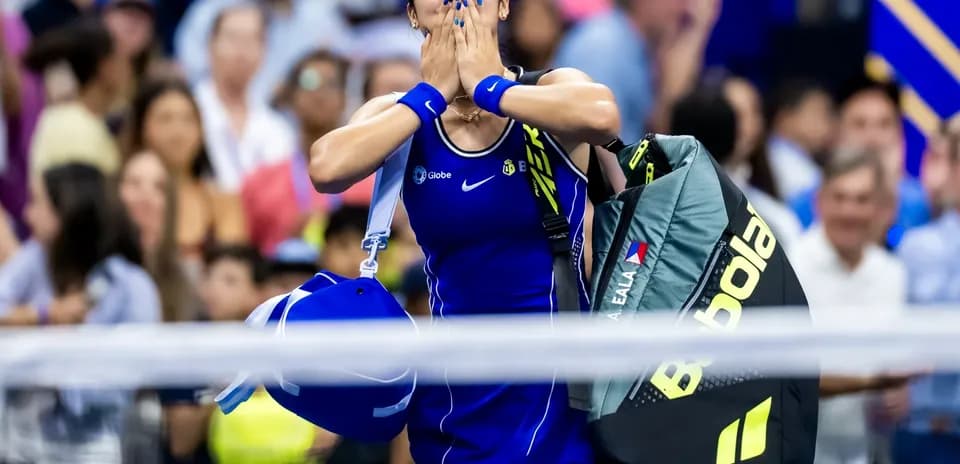 Jugadora de tenis celebrando con su equipo