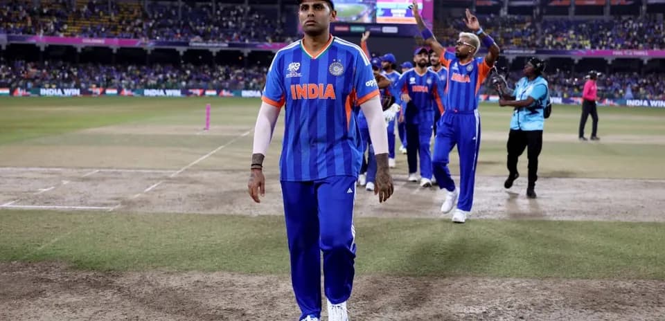 Jugador de cricket de India caminando tras el partido
