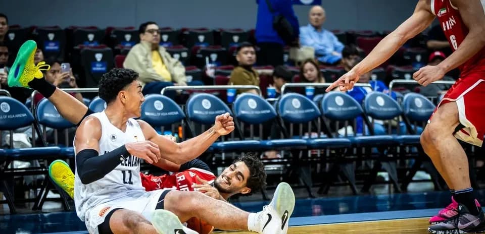 Jugadores caídos en la cancha durante partido de baloncesto
