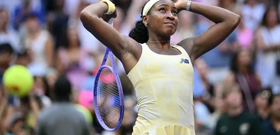Coco Gauff celebrando en un partido de tenis