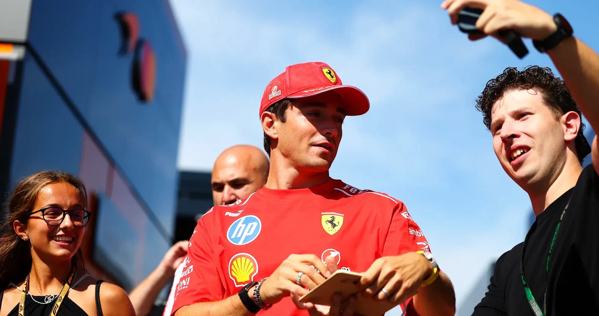 Piloto de Ferrari interactuando con fanáticos en evento
