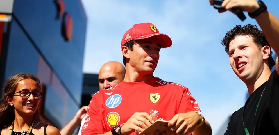 Piloto de Ferrari interactuando con fanáticos en evento