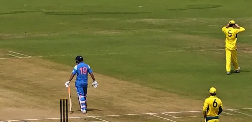 Bateador indio caminando hacia el wicket durante partido