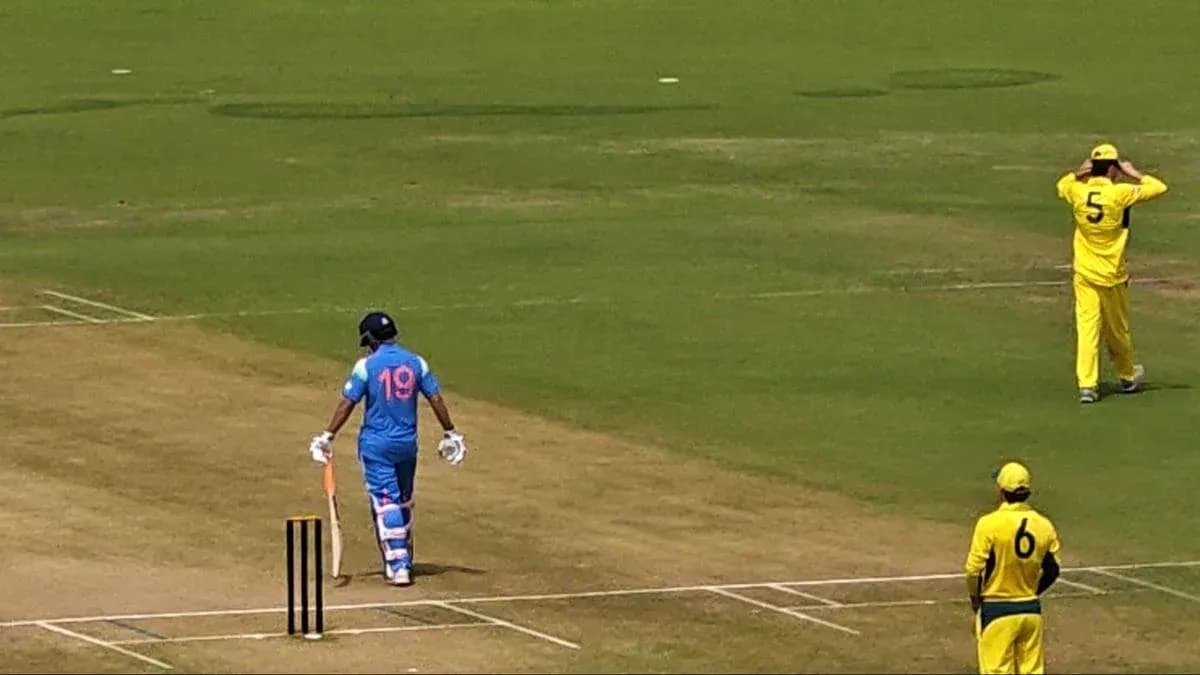 Bateador indio caminando hacia el wicket durante partido