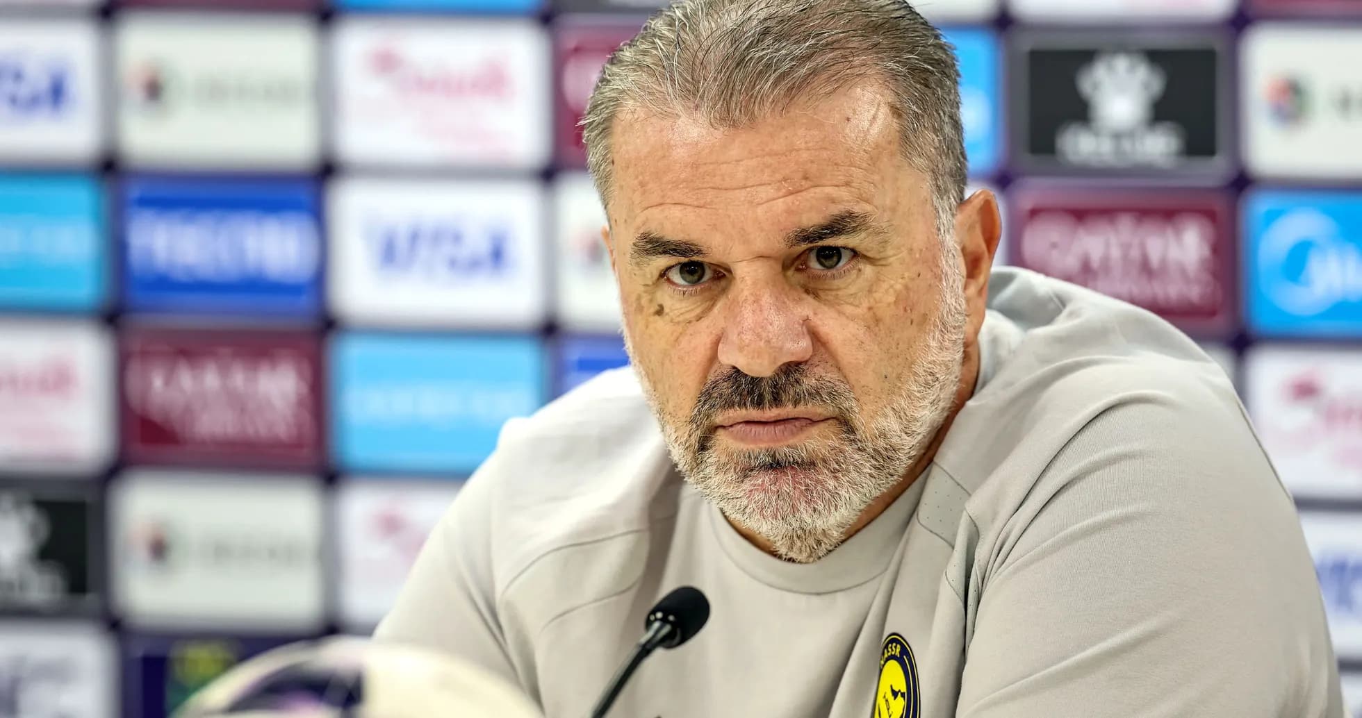 Entrenador en conferencia de prensa con micrófono