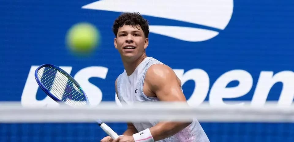 Jugador de tenis en acción durante el US Open