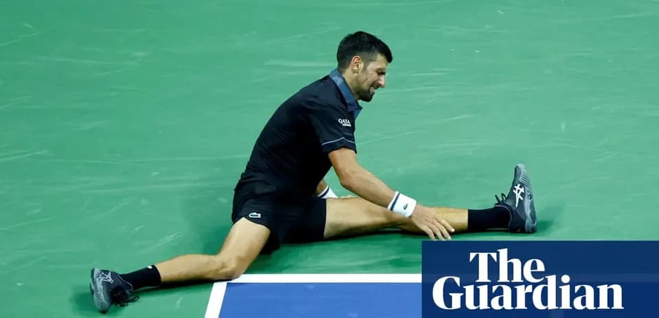 Novak Djokovic estirándose en la cancha de tenis