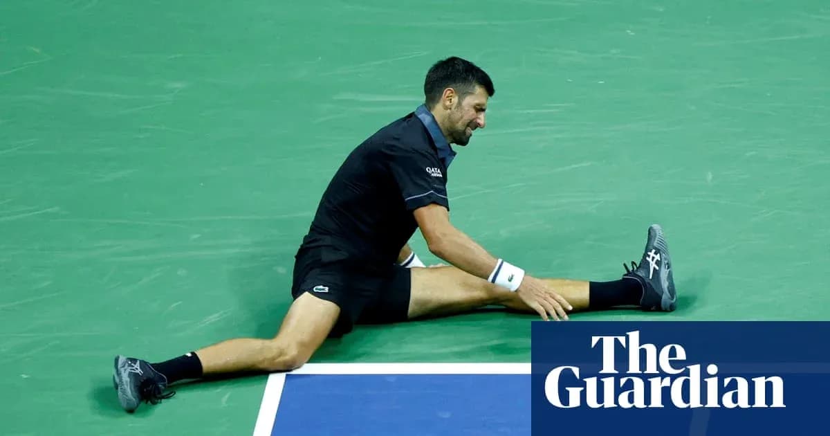 Novak Djokovic estirándose en la cancha de tenis